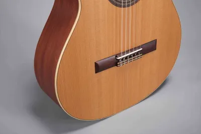 Altamira Basico klasična gitara 4/4 natur – telo i kobilica izbliza