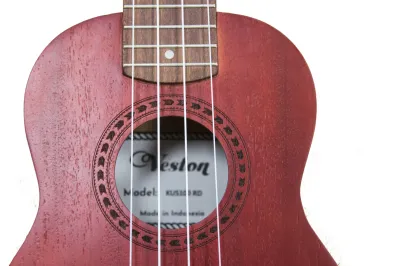 Veston KUS100 RD sopran ukulele – telo izbliza
