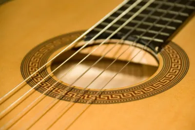 Žice i rozeta klasične gitare izbliza
